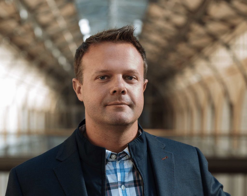 ADAM JACKSON là CEO, Co-founder của Freelance Labs